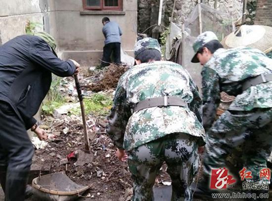 区人武部现役军人及民兵预备役人员开展清扫活动