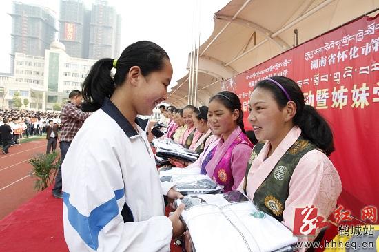 促进学校,师生共同成长,自去年以来,怀化四中与西藏申扎县中学共探课