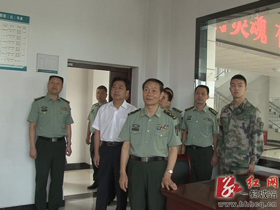 省军区政委马必强少将来鹤城调研人武工作